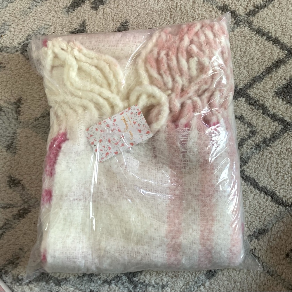 NWT Free People Gemini Blanket Plaid Winter Scarf in Petal - Picture 5 of 5